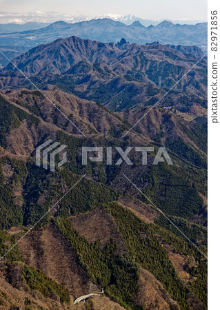 從荒船山和荒船山看早春的妙義山方向的山脈。 82971856