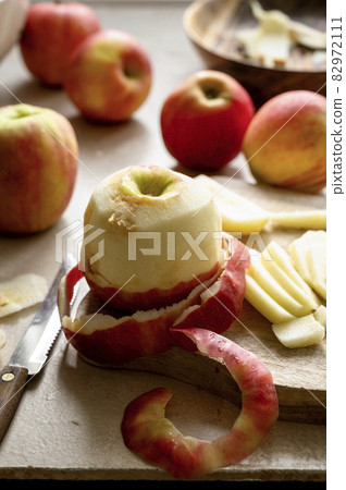 Peeling red apple. Cooking an apple pie or tart. Step by step recipe. 82972111