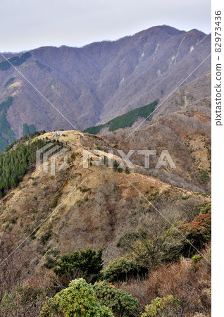 從丹澤山的山之登眺望遠野山和烏尾山 82973436