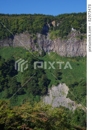 從津南鎮美玉公園看到的柱狀節理崖和石渣 82973478