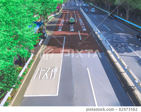 [Anime style] An illustration of a tree-lined road overlooking from a pedestrian bridge 82973562