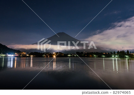 從河口湖岸看富士山的夜景 從河口湖岸看富士山的夜景 82974065