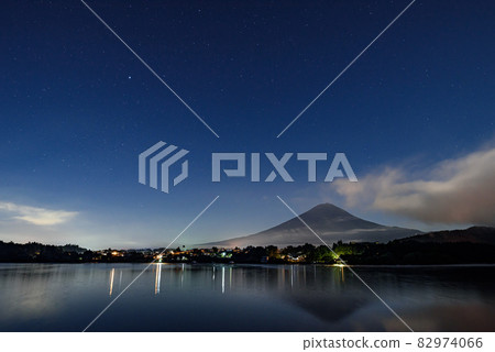 從河口湖岸邊看富士山的夜景，倒置富士山 82974066