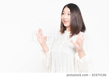 做一個驚奇的姿態的主婦 82974186
