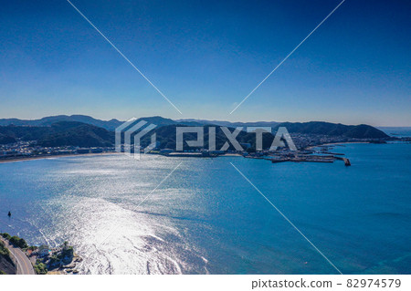 無人機拍攝天氣晴朗的祖師海灘，從海上鳥瞰，從海上俯瞰祖師的城市景觀 82974579