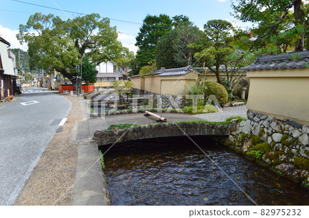 The streets of Kamigamo Shrine Town, Kita-ku, Kyoto City, which you walk at noon in early autumn, are beautiful. The streets of Kamigamo Shrine Town, Kita-ku, Kyoto City, which you walk at noon in early autumn, are beautiful. 82975232