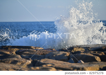 Waves, waves, splashes 82975278