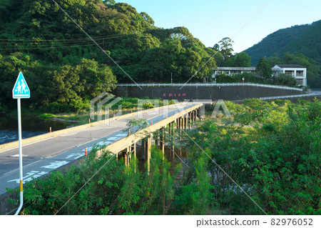 [關閉] 德島縣德島市德島市飯谷小學校舍和勝浦川上的沉降橋 82976052