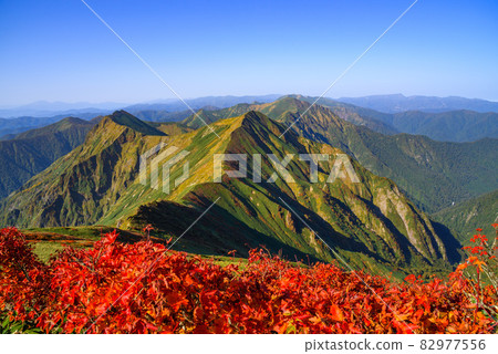 從秋天的山脈和谷川山看 82977556