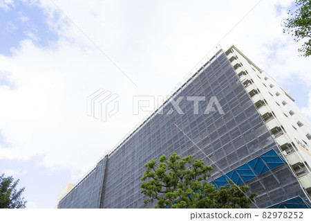 Large-scale repair of old apartments, exterior wall construction of metropolitan housing, apartments built in Showa, metropolitan housing with scaffolding ,. Large-scale repair of old apartments, exterior wall construction of metropolitan housing, apartments built in Showa, metropolitan housing with scaffolding ,. 82978252