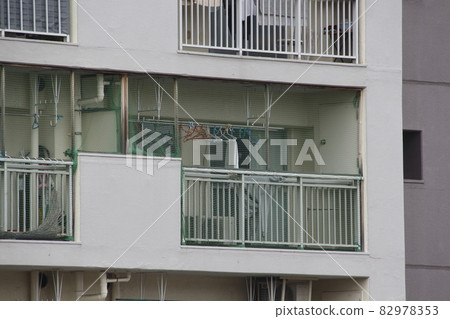 Bird-repellent netting installed in a residence in a metropolitan housing complex (Tokyo) 82978353