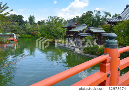 初秋從法成橋眺望京都市禦池通神仙園的法成池 82978674