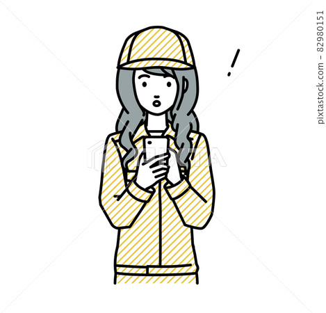 一位女工在站立和操作智能手機時驚訝地發現了什麼 一位女工在站立和操作智能手機時驚訝地發現了什麼 82980151