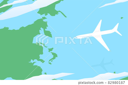 飛越日本的飛機和流動的雲彩的鳥瞰圖 82980187