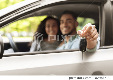 Automatic key from car in middle-eastern driver hand 82981320