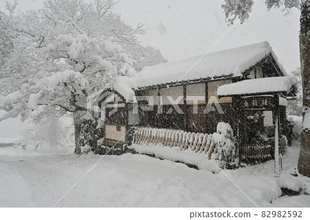 彥根城和太鼓門塔附近的茶室和雪 82982592