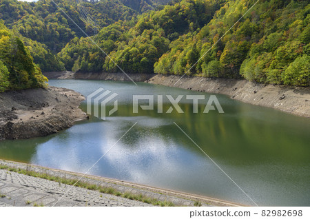 Lake Sapporo where the water level has dropped (image of water resources problem) Lake Sapporo where the water level has dropped (image of water resources problem) 82982698