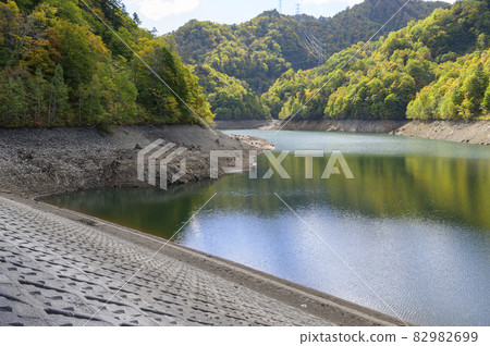 Lake Sapporo where the water level has dropped (image of water resources problem) Lake Sapporo where the water level has dropped (image of water resources problem) 82982699