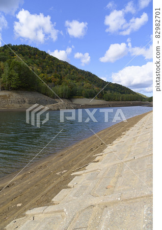 Lake Sapporo where the water level has dropped (image of water resources problem) Lake Sapporo where the water level has dropped (image of water resources problem) 82982701