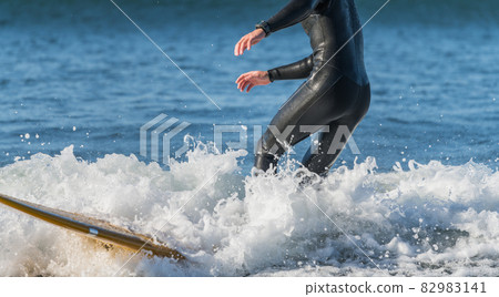 [在強風中衝浪在春季風暴中] 82983141