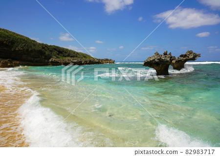 沖繩縣國頭郡今歸仁村Tine Beach和古宇利島的心岩 沖繩縣國頭郡今歸仁村Tine Beach和古宇利島的心岩 82983717