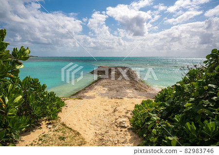 沖繩縣中上區讀谷村殘波海水浴場附近的防波堤 沖繩縣中上區讀谷村殘波海水浴場附近的防波堤 82983746