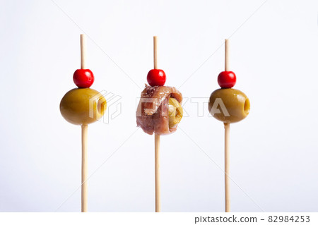 Isolated olives on skewers Isolated olives on skewers 82984253