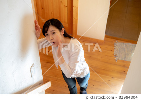 從樓梯底部呼喚的女人 82984804