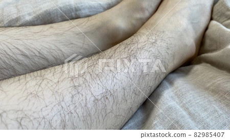 女性的小腿和腳踝有很多多餘的毛髮 82985407