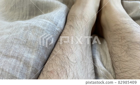 女性的小腿和腳踝有很多多餘的毛髮 82985409