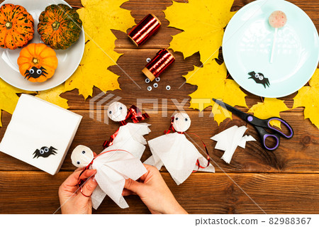 We make gifts for Halloween. Making ghosts from napkins and candy. Halloween party decor. DIY instruction. Step by step guide 82988367