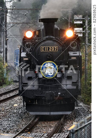 In the autumn rain ... SL Taiki running hard on Kinugawa Road 82988625