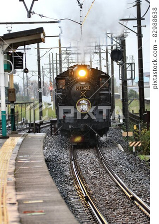 In the autumn rain ... SL Taiki running hard on Kinugawa Road 82988638