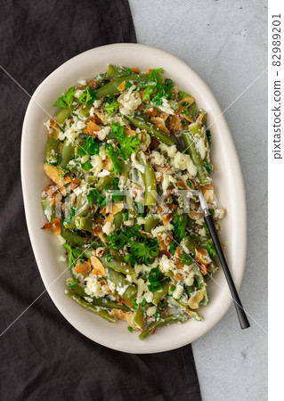 Roasted almond flakes with green beans Roasted almond flakes with green beans 82989201