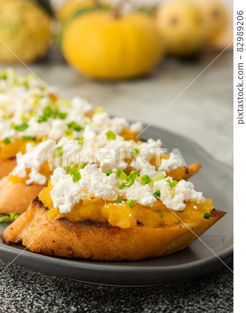 Croutons with pumpkin and ricotta cheese 82989206