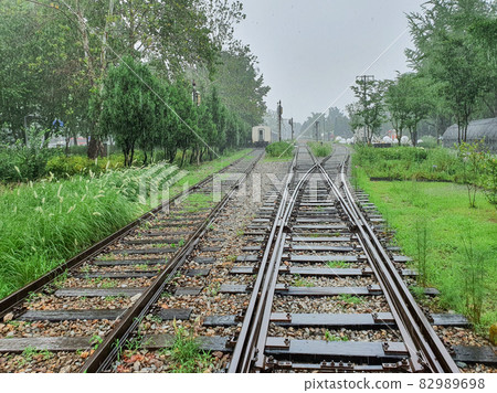 多雨的夏天火車軌道風景 多雨的夏天火車軌道風景 82989698