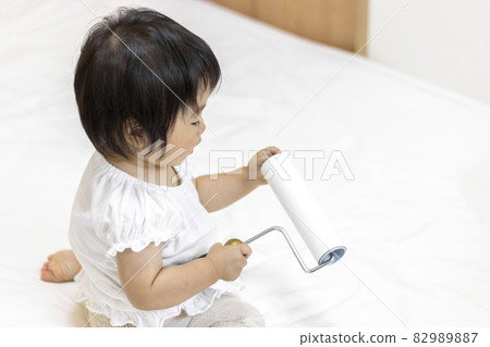 嬰兒用滾筒清潔的圖像(1 歲 2 個月大,日本,女孩) 嬰兒用滾筒清潔的圖像(1 歲 2 個月大,日本,女孩) 82989887