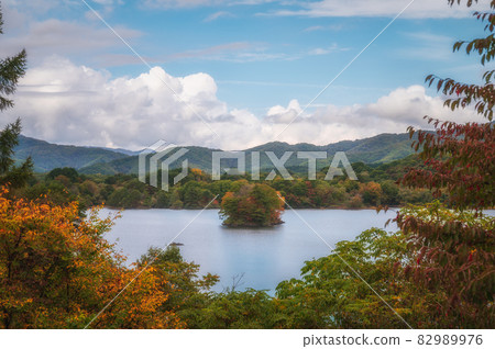 Autumn on a small island in Lake Onogawa, Fukushima Prefecture Autumn on a small island in Lake Onogawa, Fukushima Prefecture 82989976