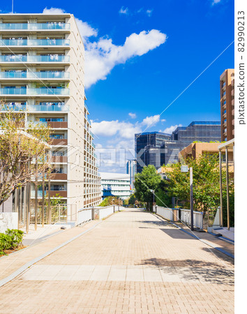 Residential districts where condominiums are lined up 82990213