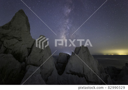 《Shirasaki Marine Park Observatory, Wakayama Prefecture》 White limestone and Milky Way from Shirasaki Marine Park Observatory 82990329