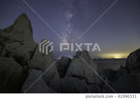 《Shirasaki Marine Park Observatory, Wakayama Prefecture》 White limestone and starry sky from Shirasaki Marine Park Observatory 《Shirasaki Marine Park Observatory, Wakayama Prefecture》 White limestone and starry sky from Shirasaki Marine Park Observatory 82990331
