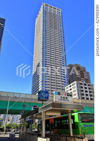 東京都中央區月島站前的城市景觀 東京都中央區月島站前的城市景觀 82990890