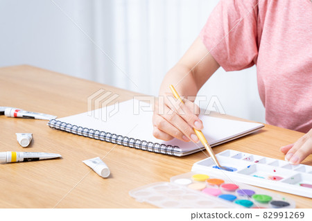 Hands of a woman drawing a watercolor [Parts cut] 82991269