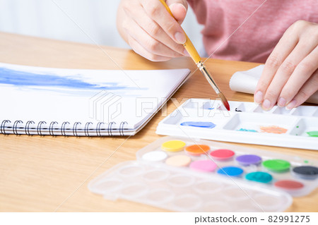 Hands of a woman drawing a watercolor [Parts cut] 82991275