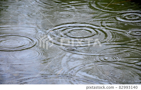 Round ripples due to rain Natural art (ripple art) 82993140