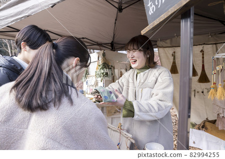 A young woman craft fair that opens a store in Marche and sells 82994255