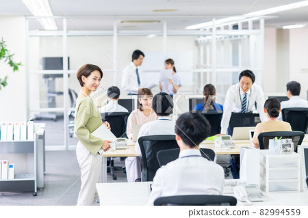 People working in the office 82994559