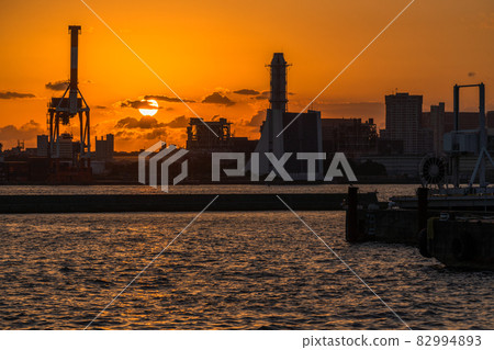 《Tokyo》 Evening view of Oi Wharf, Tokyo Bay Area 82994893