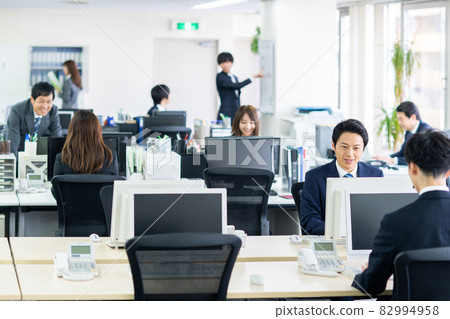 People working in the office 82994958