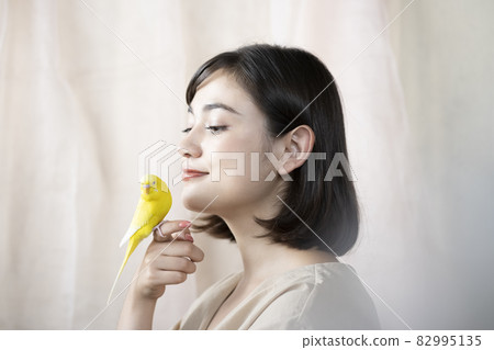 Pet birds and women 82995135
